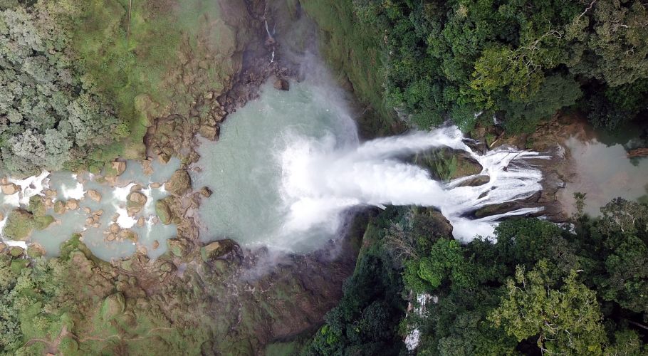 Matayangu Blue waterfall in Sumba Cascade bleue à Sumba Vue de Drone